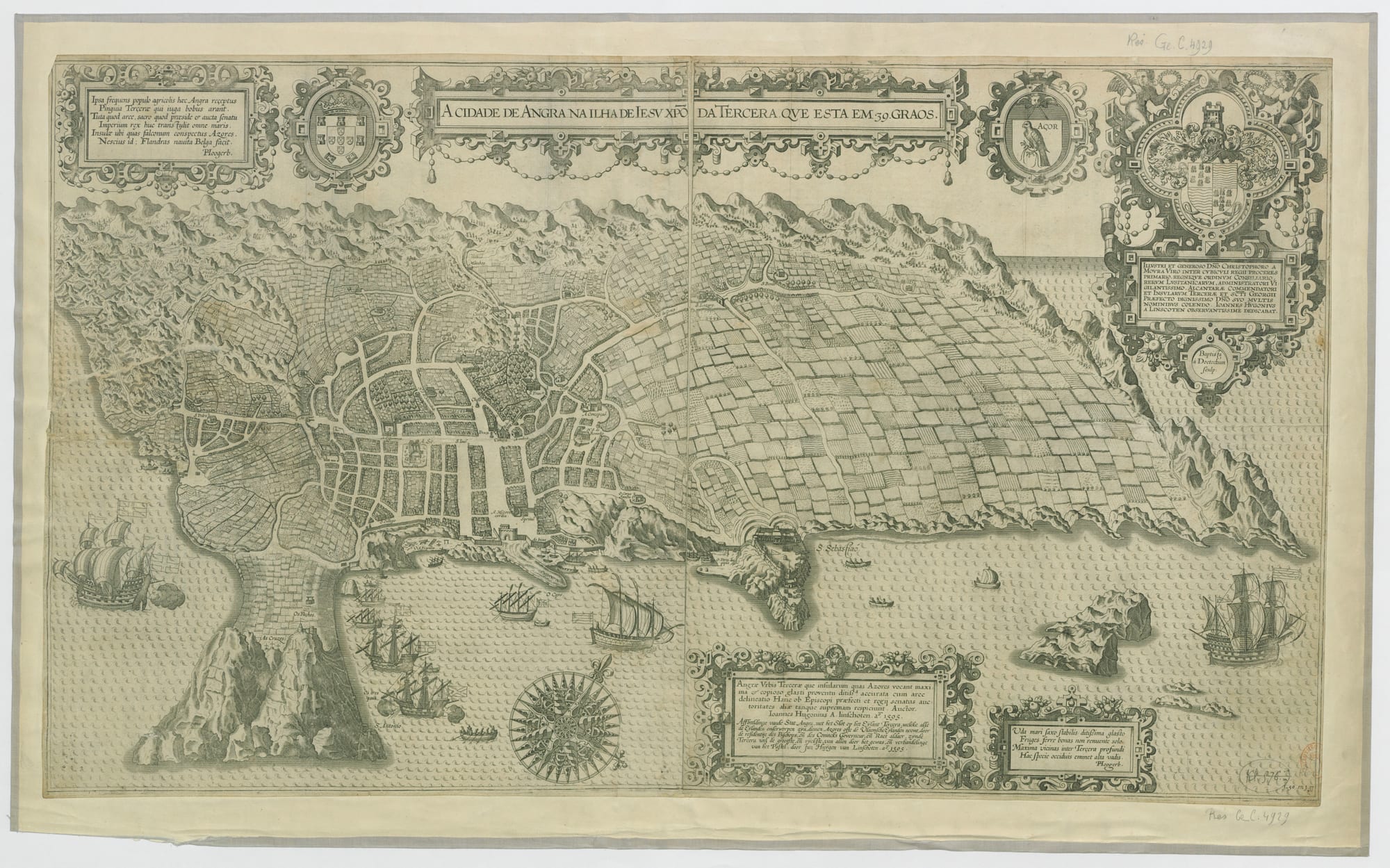 A 16th-century engraved bird's-eye view of a grid-planned harbour town beside a twin-peaked headland, with sailing ships at anchor in the bay and fields behind