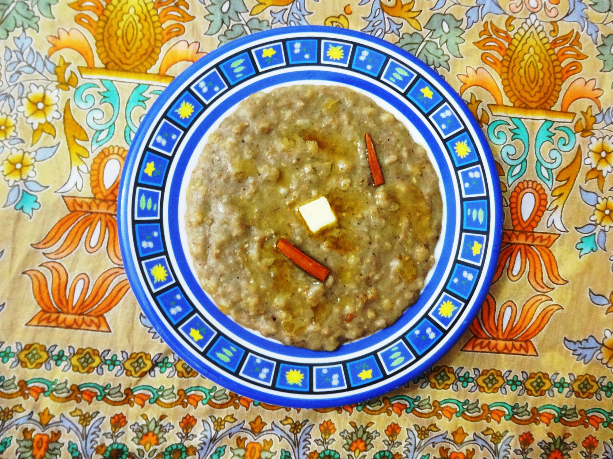 A thick, pale, porridge-like dish of pounded wheat and meat in a wide serving dish