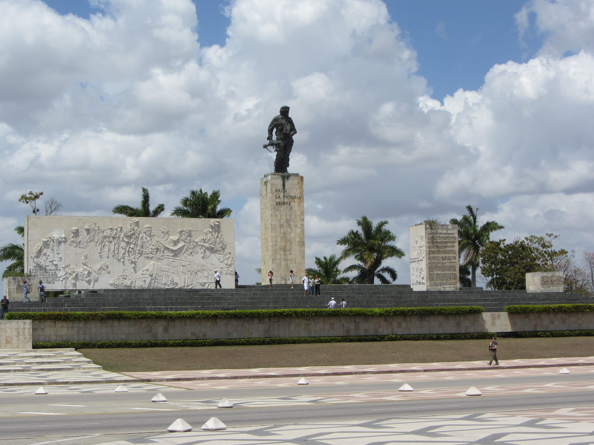 A large bronze statue of Che Guevara in combat fatigues on a tall stone plinth