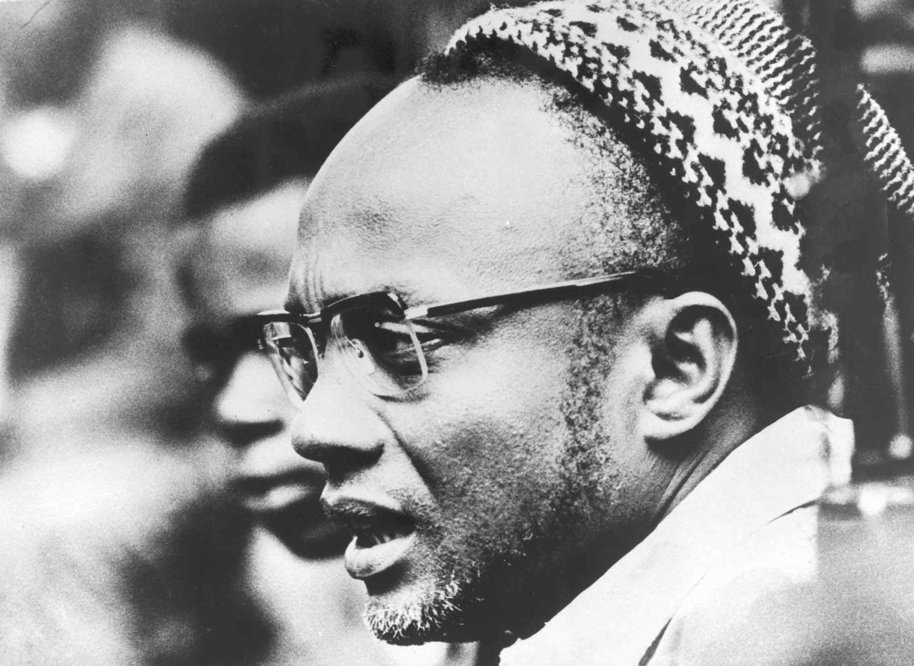 A portrait photograph of Amílcar Cabral in a knitted cap