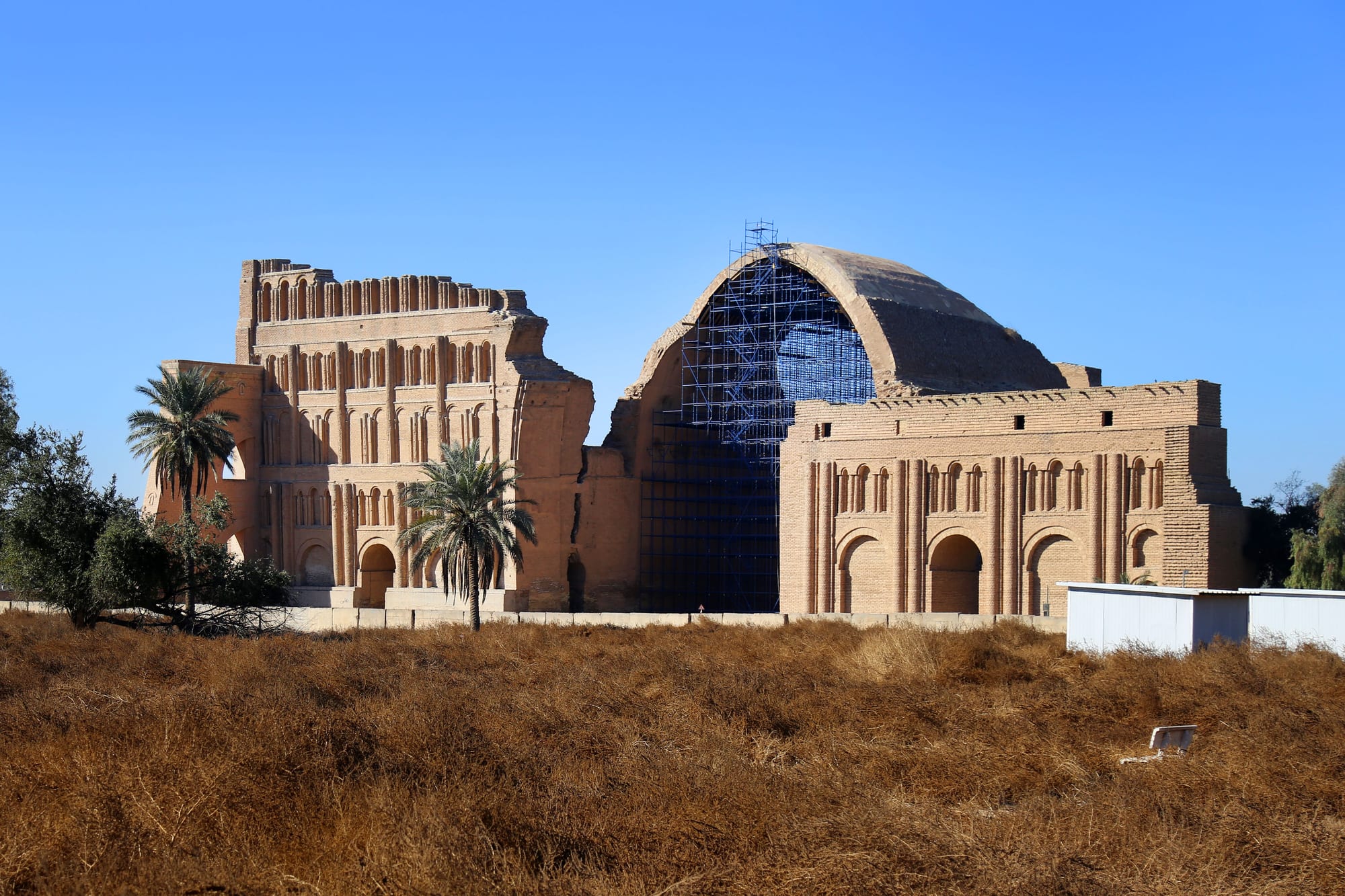An enormous free-standing brick arch, the largest single-span vault of unreinforced brickwork, on an open plain