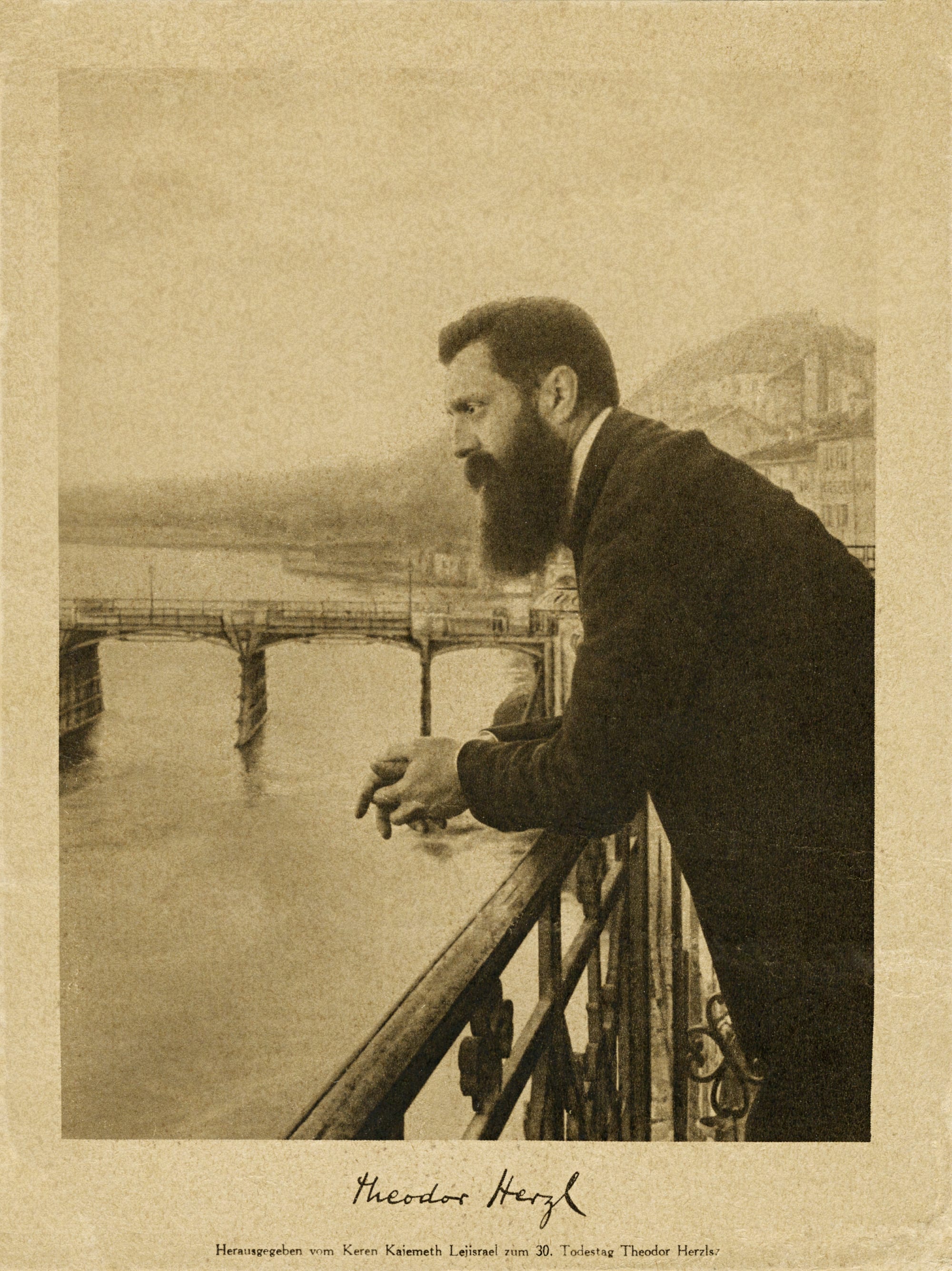 Theodor Herzl leaning on a balcony railing, looking out, in a photograph from around 1901