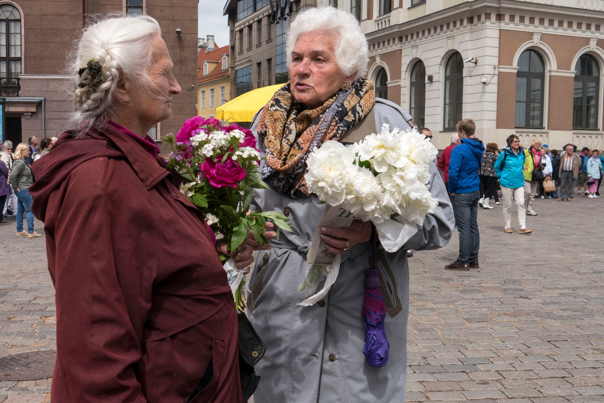 People carrying flags and wreaths at a Riga commemoration of the Soviet deportations