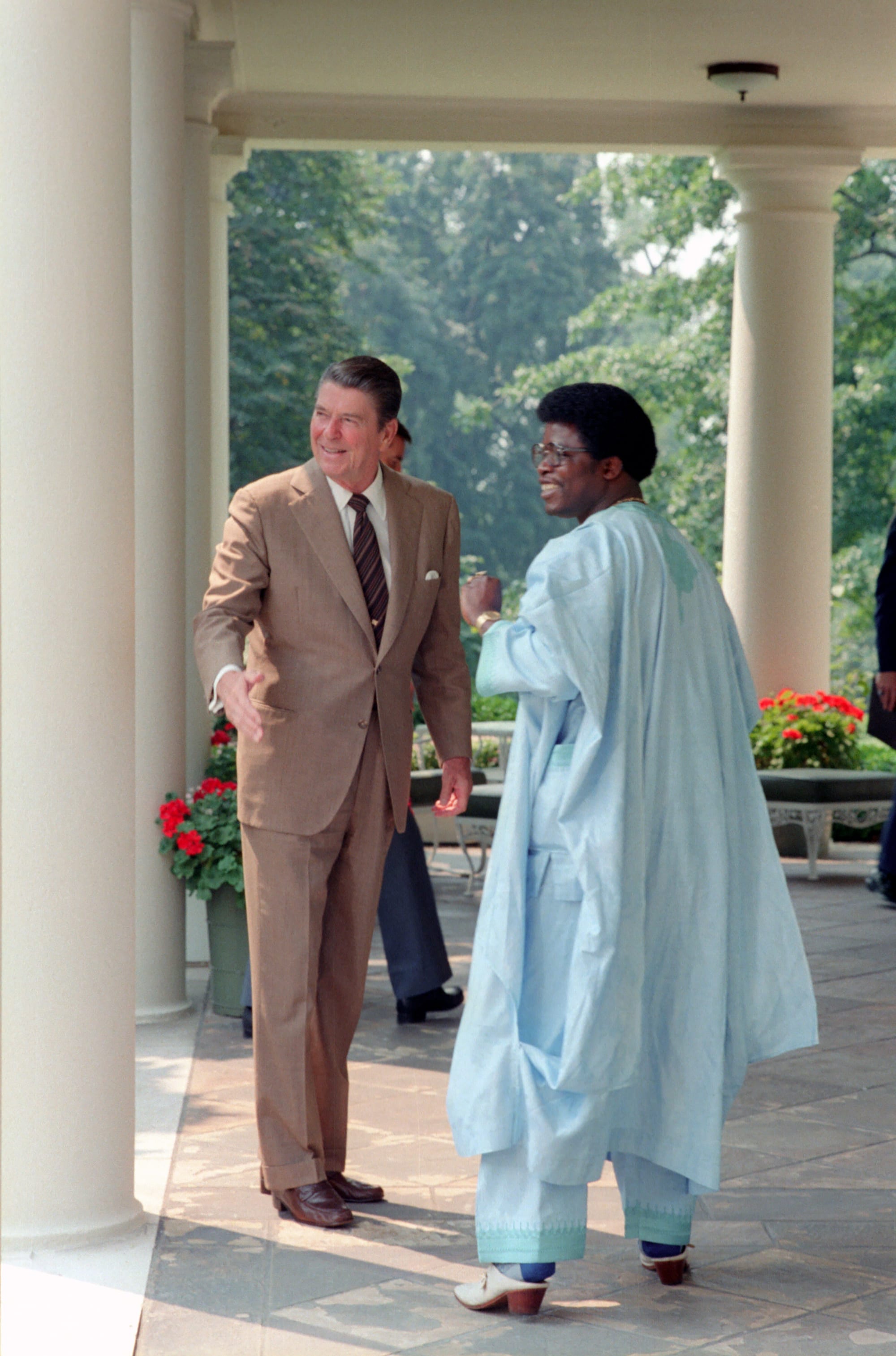 Ronald Reagan walking with Samuel Doe along a White House colonnade
