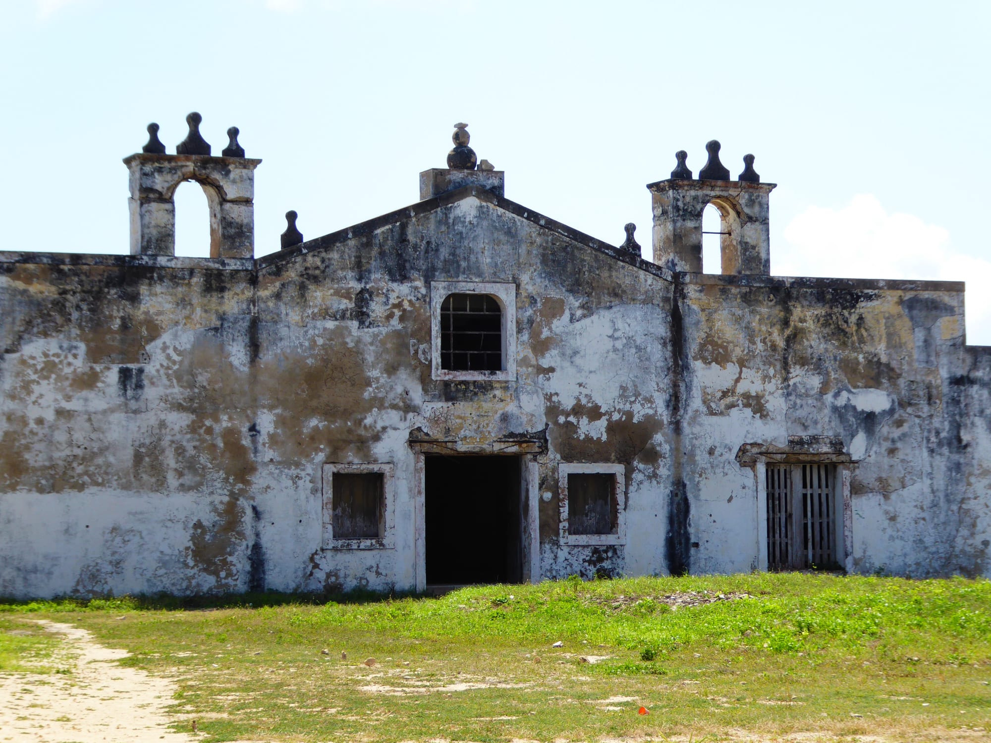 A whitewashed colonial church inside a stone fort