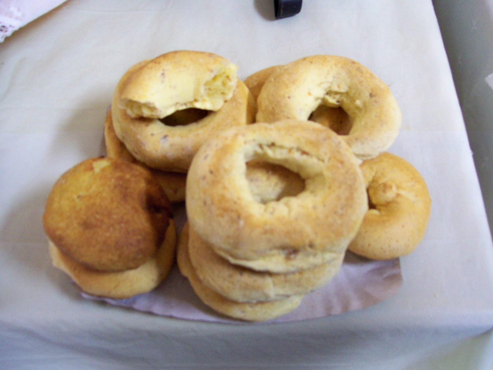 Ring-shaped cheese and cassava breads