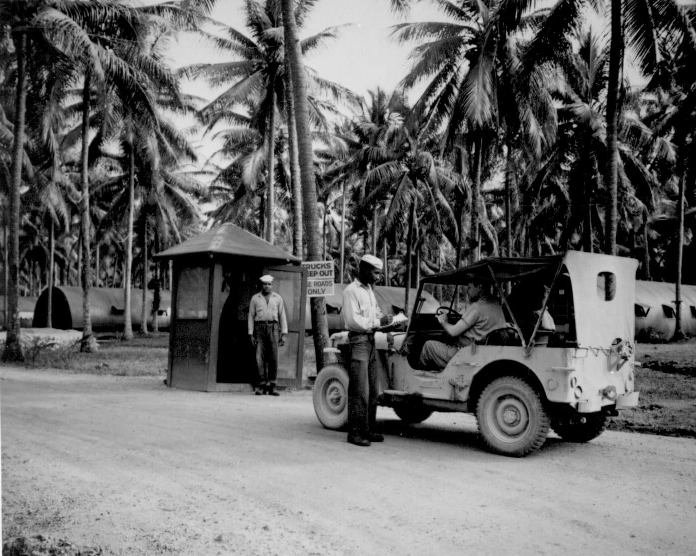 American servicemen and Pacific islander labourers at a military base on Espíritu Santo during the Second World War
